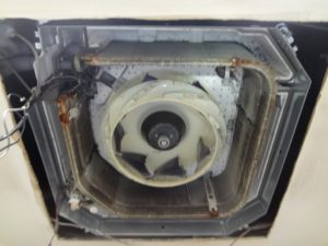エアコン化粧パネルとドレンパンを取り外し
