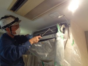 壁掛形エアコン洗浄中