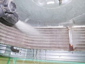 熱交換器アルミフィン洗浄中