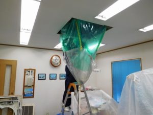 エアコン本体の熱交換器アルミフィン洗浄中