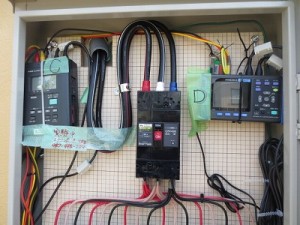 配電盤に電力計を設置