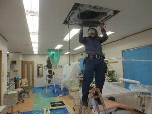 エアコン部品取り外しの様子